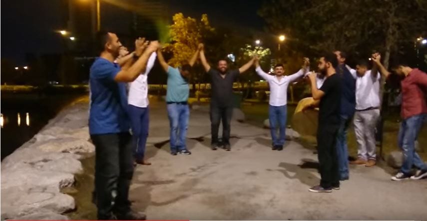 İzmir Sahil Kenarında Sivas Halayı