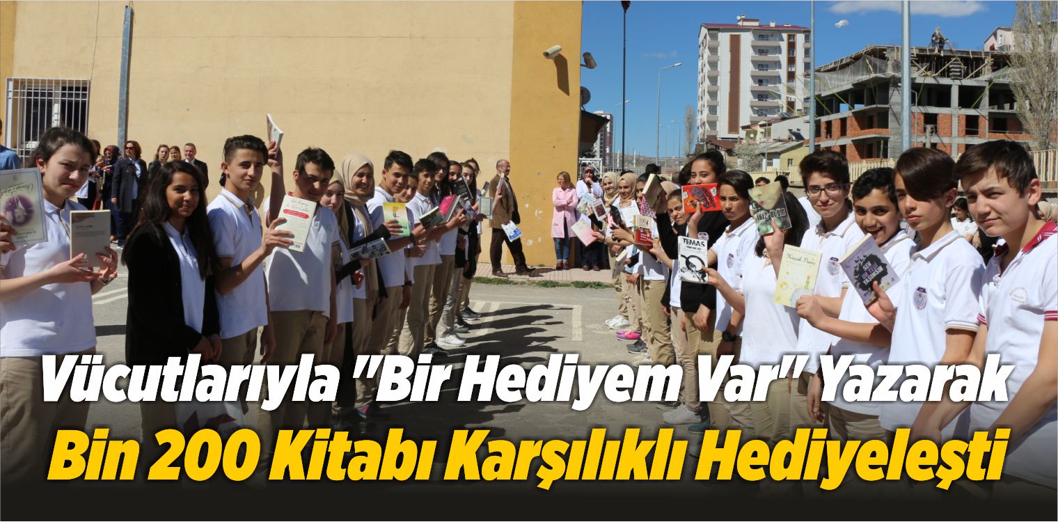 Vücutlarıyla “Bir Hediyem Var” Yazarak Bin 200 Kitabı Karşılıklı Hediyeleşti