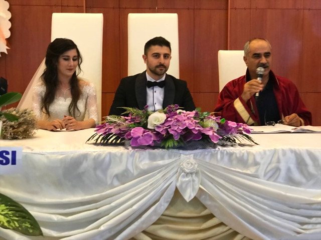 Aa Muhabiri Topuz Evlendi