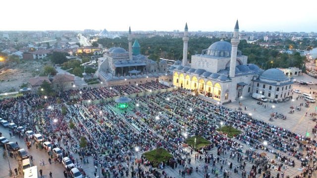 Binlerce Çocuk Sabah Namazında Mevlana Meydanını Doldurdu