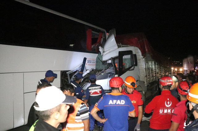 Bolu da Kamyonun Yolcu Otobüsüne Çapması