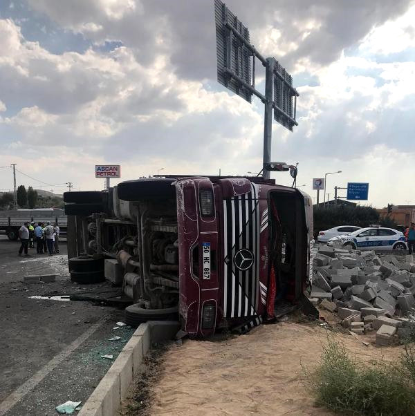 Briket Yüklü Kamyon Devrildi: 3 Yaralı