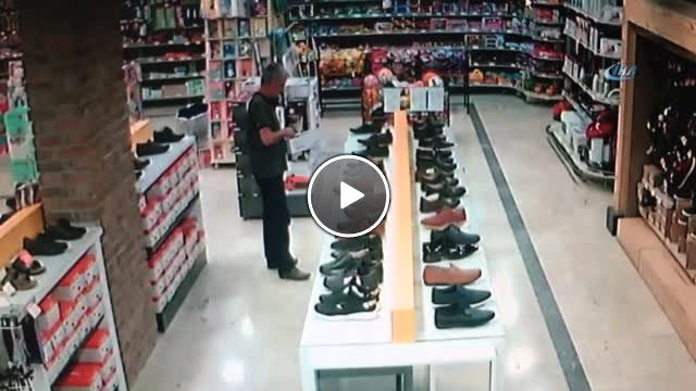 Çaldığı Elbise ile Tekrar Hırsızlığa Gelen Kişi, Çalışanların Dikkati Sayesinde Yakalandı
