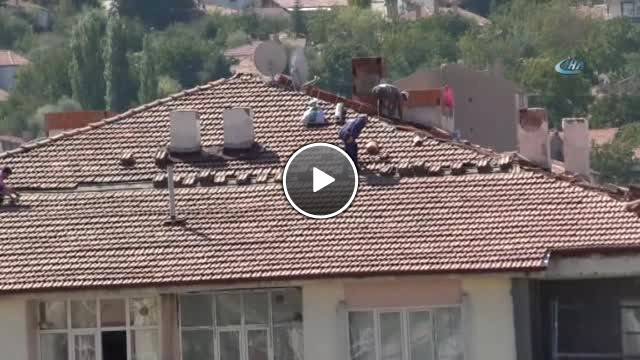Çatı Onarımı Yapan İşçilerin Tehlikeli Mesaisi Kamerada