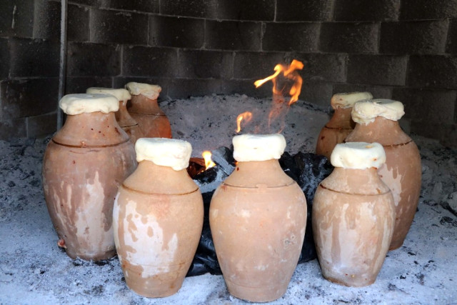 Dev Testi Ocağının İçerisinde 60 Testi Kebabı Pişiriliyor