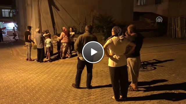 Devrilen Telefon Direğinin Altında Kalan 2 Çocuk Yaralandı