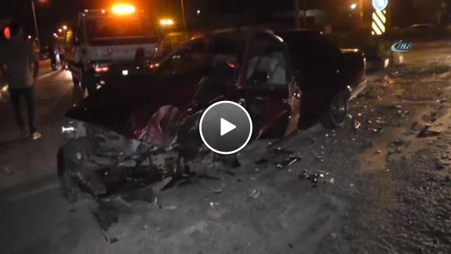 Hafif Ticari Araçla Otomobil Çarpıştı: 8 Yaralı