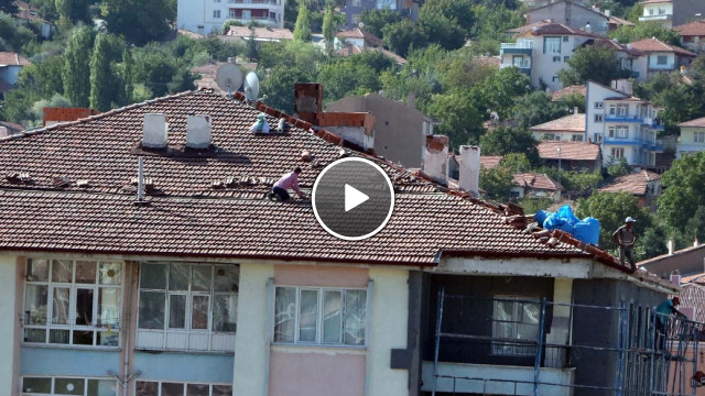 İşçilerin Çatıdaki Tehlikeli Çalışması Kamerada