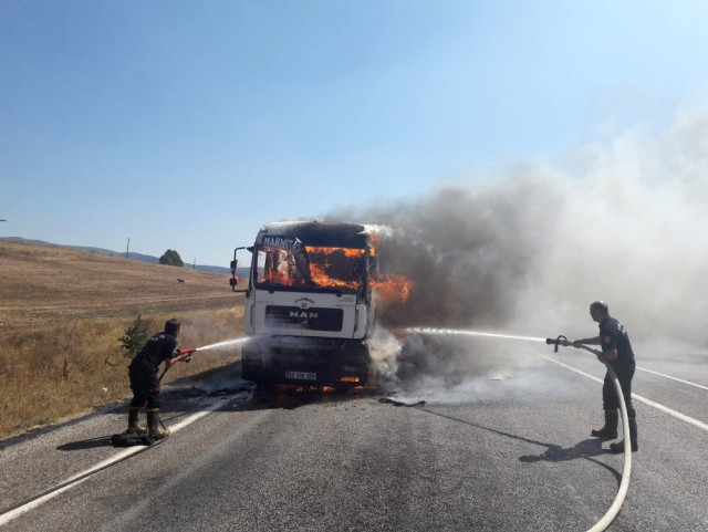 Karayolunda Tır Alev Alev Yandı