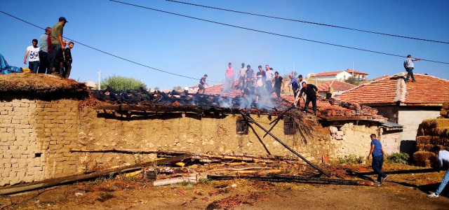 Mandıra ve Ev Yangını Paniğe Neden Oldu