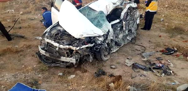 Niğde de Otomobil Kamyonla Çarpıştı: 3 Ölü, 2 Yaralı