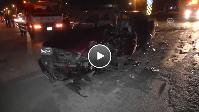 Otomobil Hafif Ticari Araçla Çarpıştı: 8 Yaralı