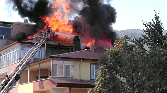 Tokat ta 3 Katlı Binanın Çatısı Alev Alev Yandı