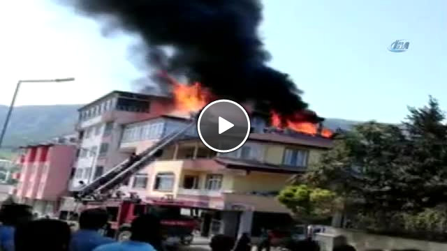 Tokat ta 3 Katlı Binanın Çatısı Alev Alev Yandı