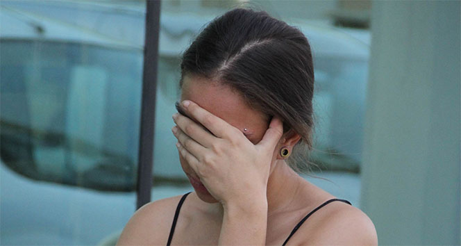 Utancından yüzünü böyle gizledi!