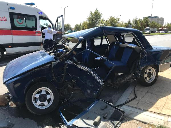 Aksaray da İki Otomobil Çarpıştı: 1 Ölü, 1 Yaralı