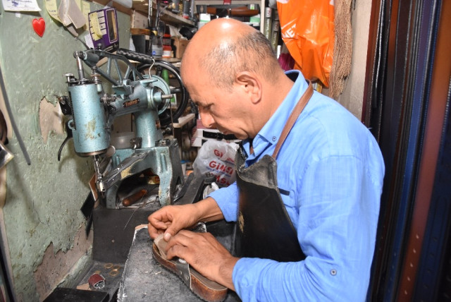 Küçük Ama Marifetli İş Yerinde Geçimini Sağlıyor
