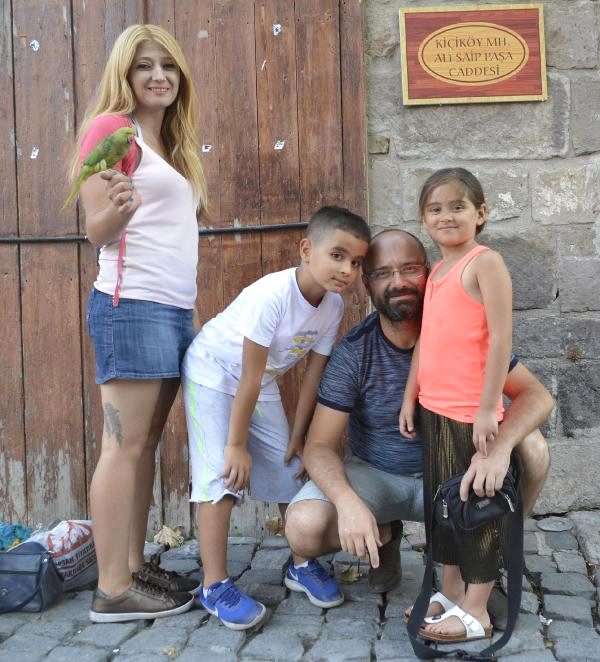 Kuşlarını Gezdirip, Soru Soran ve Fotoğraf Çektirenden Para Alıyor