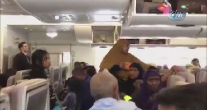 New York JFK Havalimanı'nda bir uçak karantinaya alındı