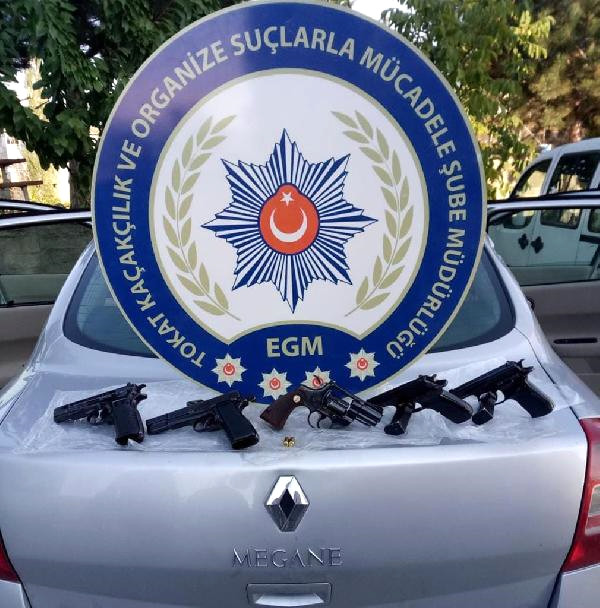 Otomobilde 5 Tabancayla Yakalanan 2 Kişi Tutuklandı