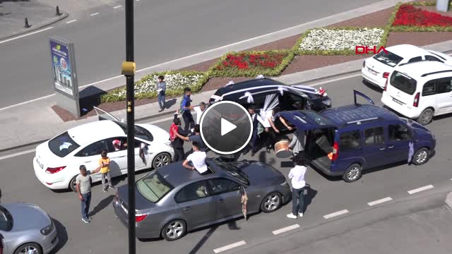 Sivas Düğün Konvoyu Kırmızı Işıkta Durdu, Araçlardan İnenler Oynadı