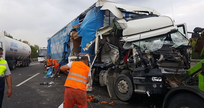 TEM'de 2 tır çarpıştı, kilometrelerce kuyruk oluştu