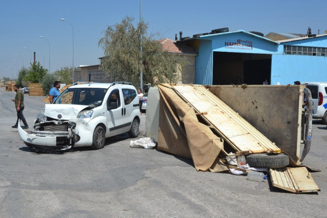 Ticari Araç ile Kamyonetin Çarpışma Anı Güvenlik Kamerasına Yansıdı