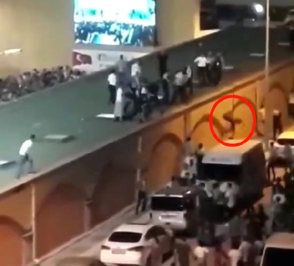 Yıldız Tilbe Konserinde Kavga Çıktı, Direnen Gençler Çatıdan Atıldı