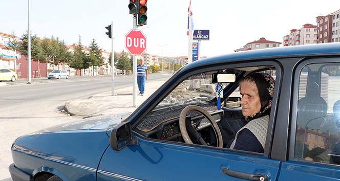 65 yaşındaki kadın sürücü, erkek şoförlere taş çıkartıyor