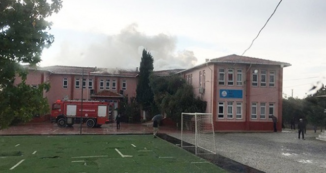 Okula yıldırım düştü...