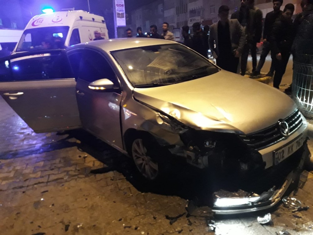 Otomobil refüje çarparak durabildi