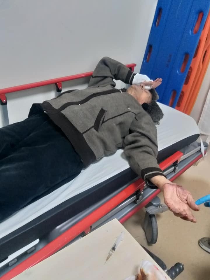 Köpeklerin saldırısına uğrayan yaşlı adamı köylüler kurtardı