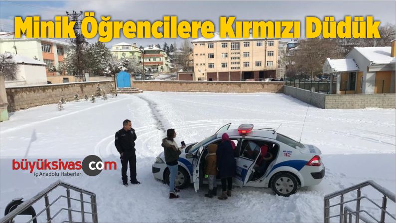 Minik Öğrencilere Kırmızı Düdük