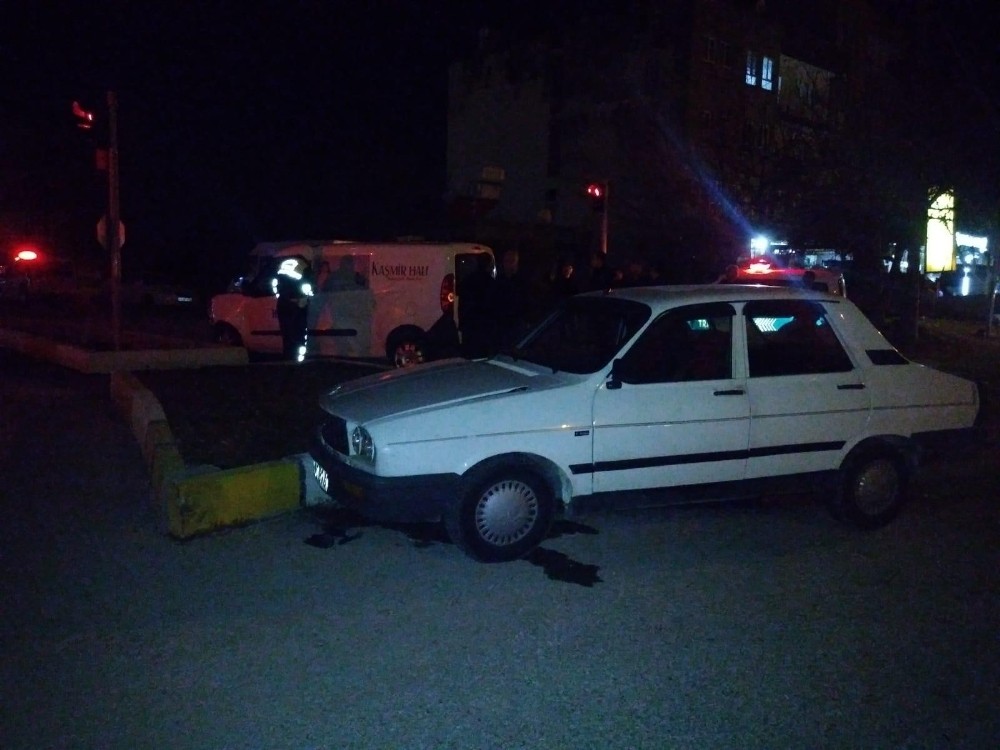 Hafif ticari araç ile otomobil çarpıştı: 6 yaralı