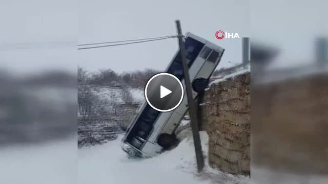 Yolcu Otobüsü 6 Metrelik Duvardan Düştü: 1 Yaralı