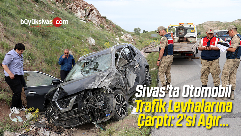 Sivas’ta Otomobil Trafik Levhalarına Çarptı!