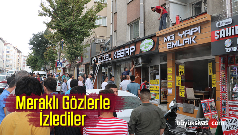 Meraklı Gözlerle İzlediler