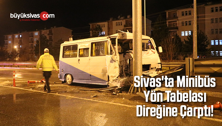 Sivas’ta Minibüs Yön Tabelası Direğine Çarptı!