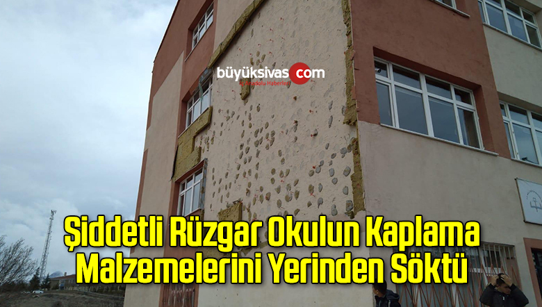 Şiddetli Rüzgar Okulun Kaplama Malzemelerini Yerinden Söktü