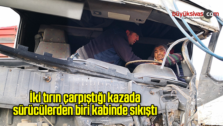 İki tırın çarpıştığı kazada sürücülerden biri kabinde sıkıştı
