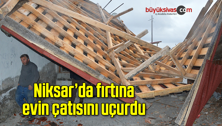 Niksar’da fırtına evin çatısını uçurdu