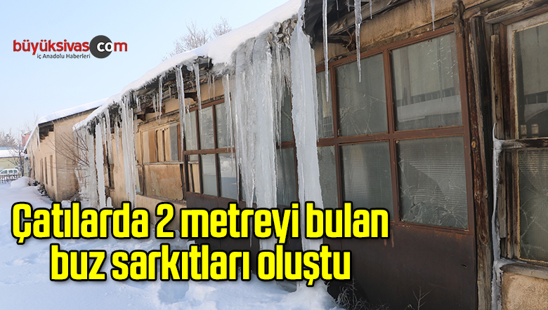 Çatılarda 2 metreyi bulan buz sarkıtları oluştu