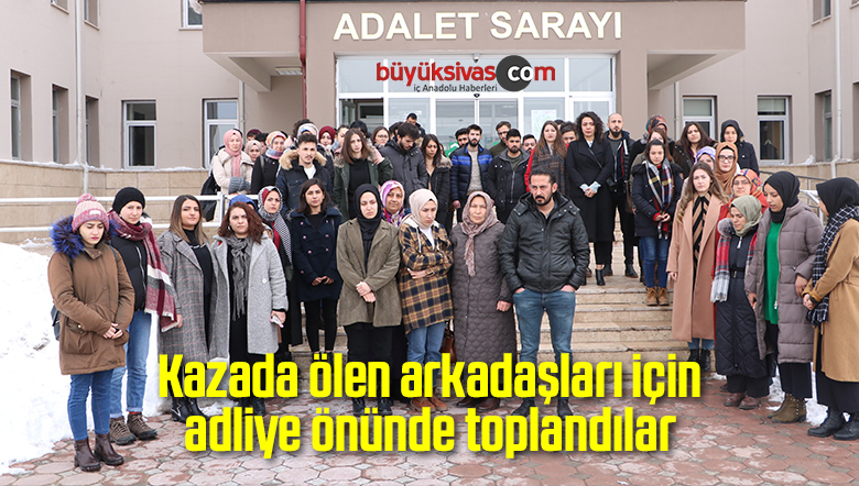 Kazada ölen arkadaşları için adliye önünde toplandılar