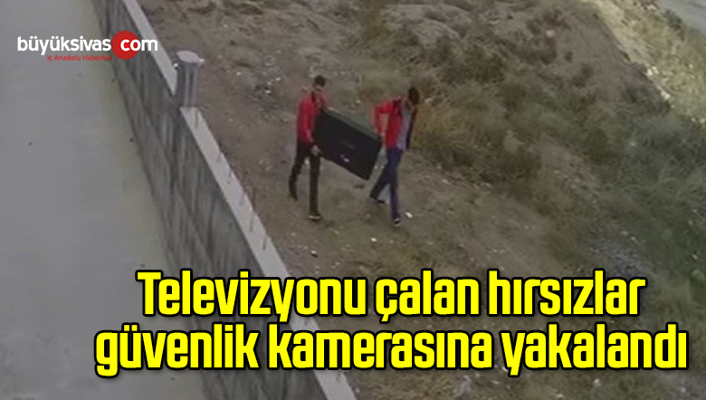 Televizyonu çalan hırsızlar güvenlik kamerasına yakalandı
