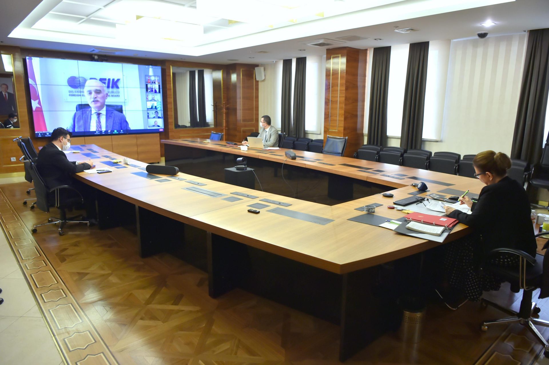 BAKAN PEKCAN, AVRASYA İŞ KONSEYİ BAŞKANLARIYLA BİR ARAYA GELDİ TİCARET BAKANI RUHSAR PEKCAN: "COVİD-19 SALGINI, ULUSLARARASI YATIRIMLARIN DÜNYADAKİ DAĞILIMINI DERİNDEN ETKİLEYECEK. UZAK DOĞU'DA BİRÇOK YATIRIMI DA ETKİLEYECEK. TÜRKİYE'NİN KONUMU, GÜVENİLİR TEDARİKÇİ OLUŞU, ENDÜSTRİYEL ALTYAPISI VE İŞ GÜCÜ KAPASİTESİ BİZİ BURADA BİR ADIM ÖNE ÇIKARIYOR" "BU FIRSATLARI İYİ DEĞERLENDİRİP, TÜRKİYE'Yİ YATIRIMLARIN MERKEZİ HALİNE GETİRMELİYİZ"