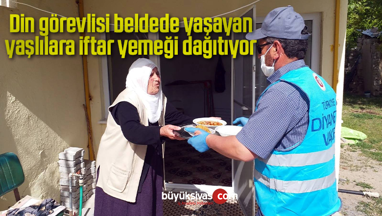 Din görevlisi belde de yaşayan yaşlılara iftar yemeği dağıtıyor