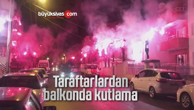 Taraftarlardan balkonda kutlama