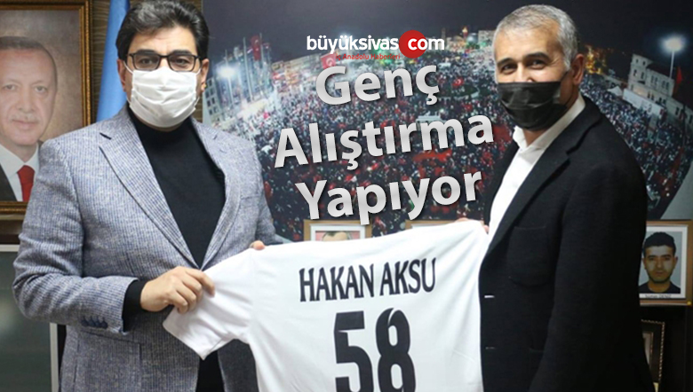 Hakan Genç Hakan Aksu ‘yu ziyaret ederek 58 numaralı forma hediye etti