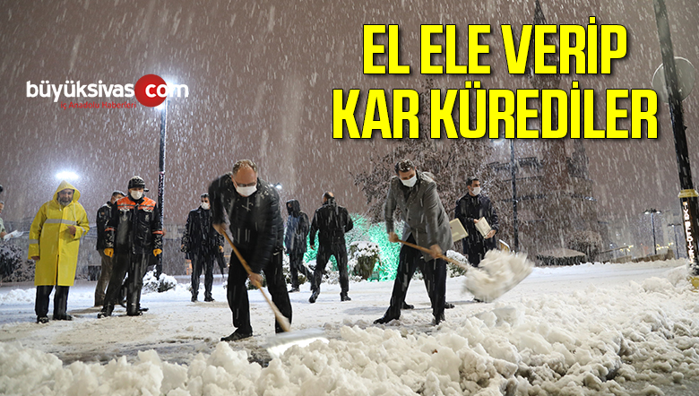 Sivas Valisi ve Belediye Başkanı tarihi kent meydanında kar küredi