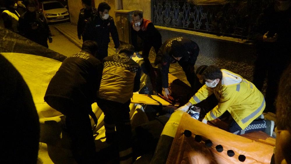 Metrelerce yükseklikten kendisini aşağı attı! Annesi gözyaşları içinde izledi